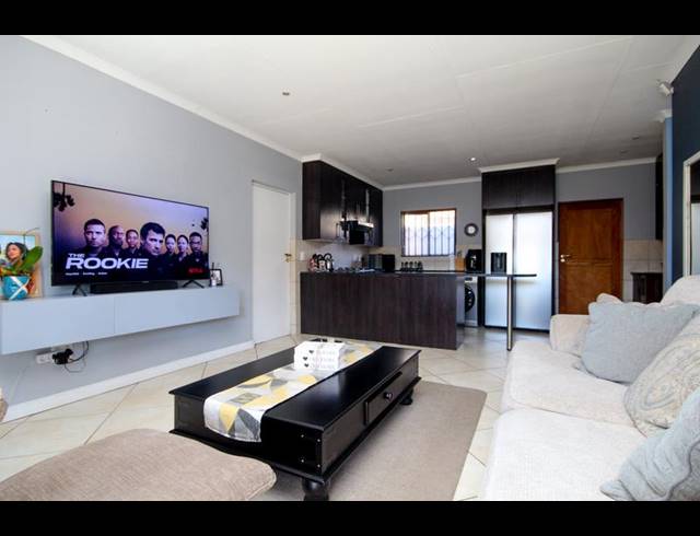 2 BEDROOM TOWNHOUSE FOR SALE IN THATCHFIELD